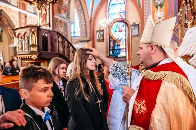 Bierzmowanie w której klasie? Najważniejsze informacje przed przyjęciem sakramentu