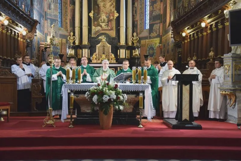 Co się dzieje podczas mszy świętej? Odkryj etapy i ich znaczenie w praktyce wiary