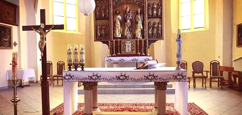 Co znajduje się na ołtarzu w kościele: odkryj ich ukryte znaczenie