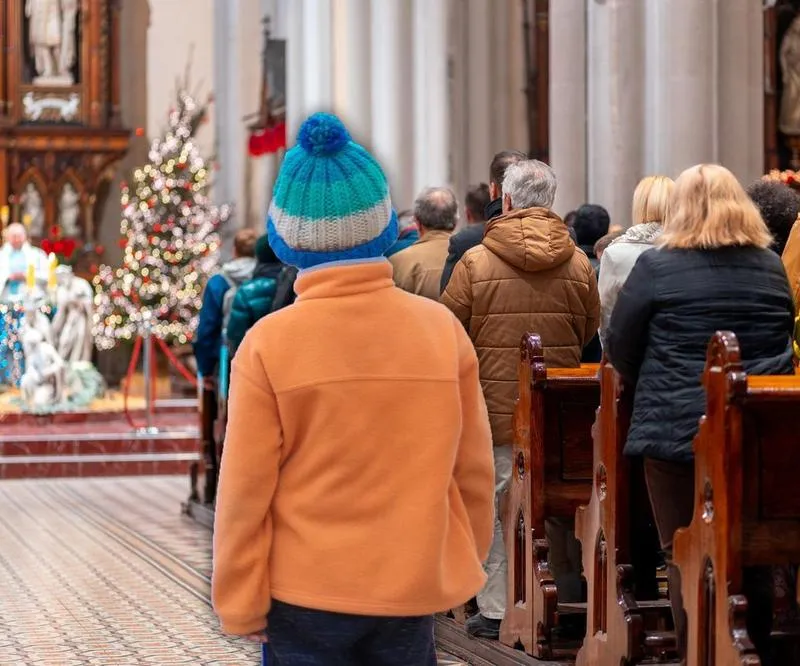 Czapka w kościele – kiedy można ją nosić i jakie są zasady ubioru w miejscu kultu?