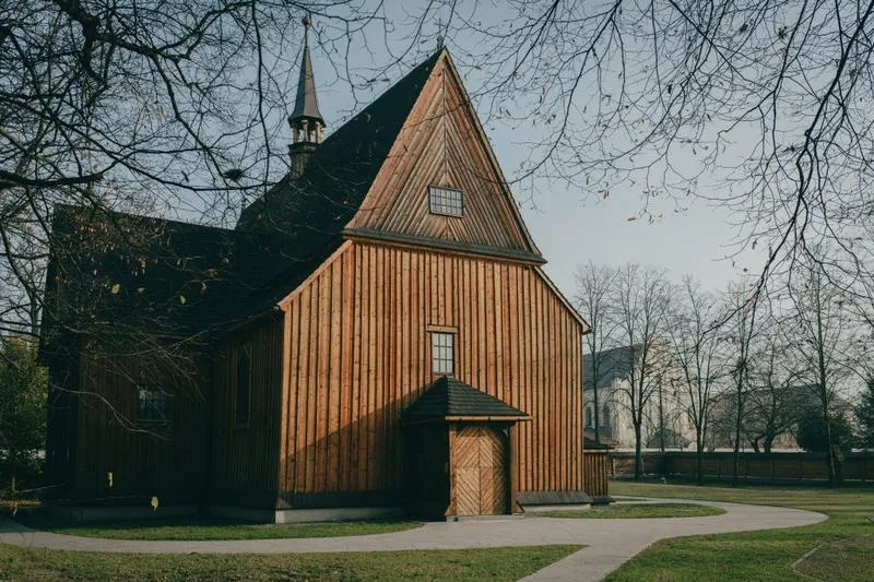 Czy niechodzenie do kościoła to grzech? Odkryj kluczowe nauki Kościoła