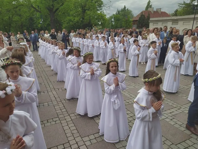 Czy po spowiedzi warto przyjąć komunię? Odkryj prawdę o tym obowiązku