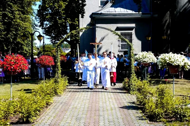 Czy sobotnia msza zastępuje niedzielną? Zasady udziału w liturgii
