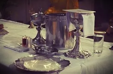 Dary składane na ołtarzu: ich znaczenie i symbolika w tradycji liturgicznej