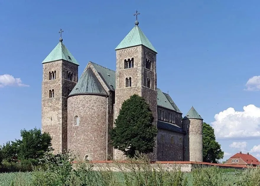 Dekoracje wnętrz kościołów romańskich: freski, rzeźby i ukryta symbolika