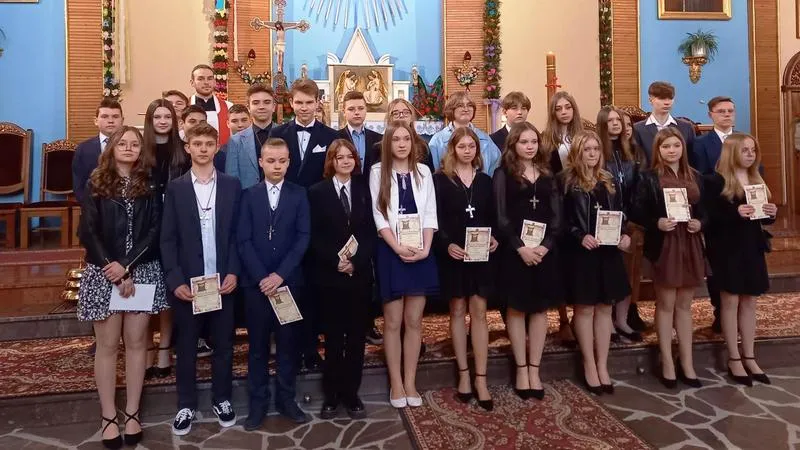 Eleganckie i skromne stroje na bierzmowanie – jak się ubrać z klasą?