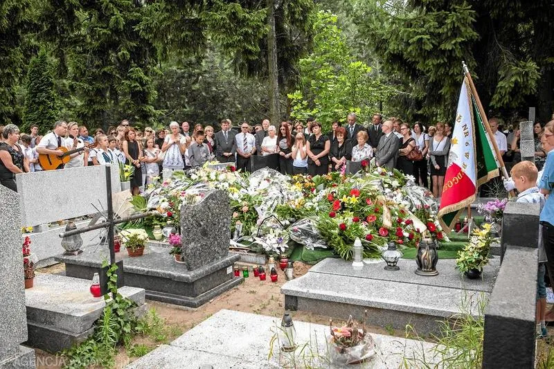 Ile czasu zajmuje msza pogrzebowa? Odkryj szczegóły ceremonii pogrzebowej