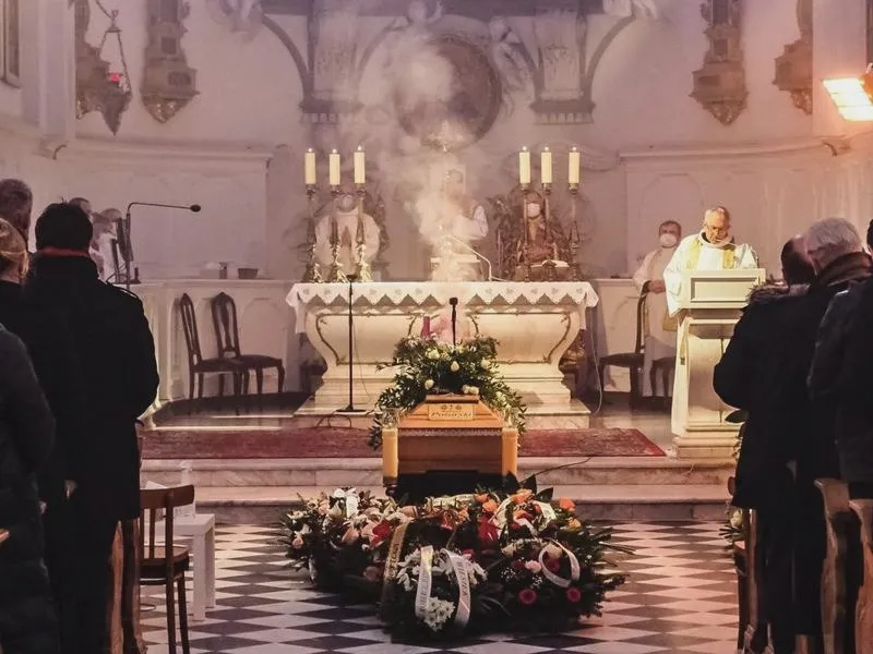 Ile czasu zajmuje msza pogrzebowa w cerkwi? Zwyczaje, które warto poznać