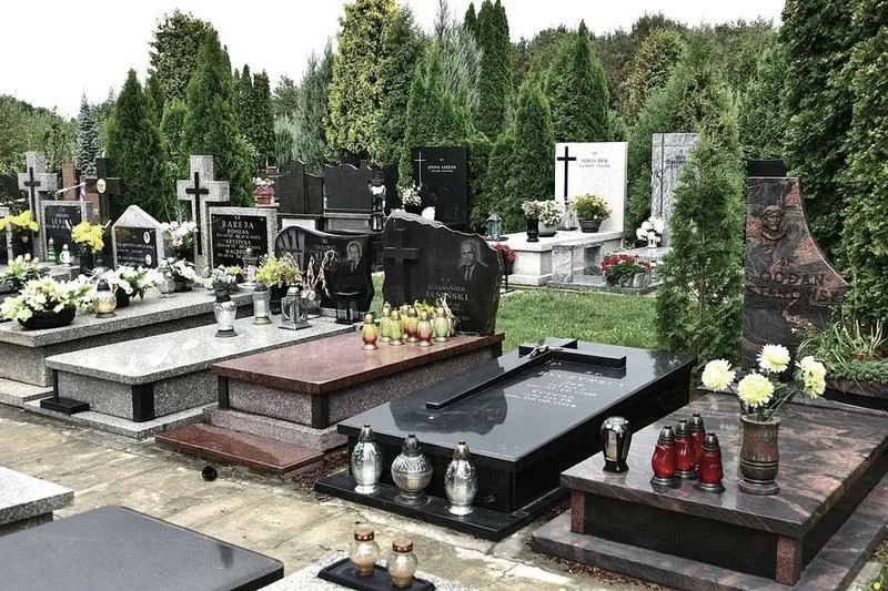 Ile kosztuje miejsce na cmentarzu? Przewodnik po cenach i sposobach na oszczędności