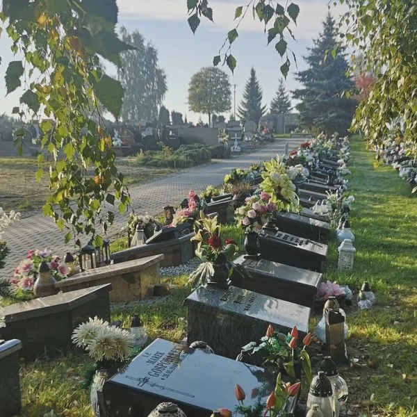 Ile naprawdę kosztuje pochówek na cmentarzu komunalnym i jak uniknąć wysokich opłat?