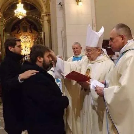 Ile trwa bierzmowanie osób dorosłych — jak różni się w parafiach