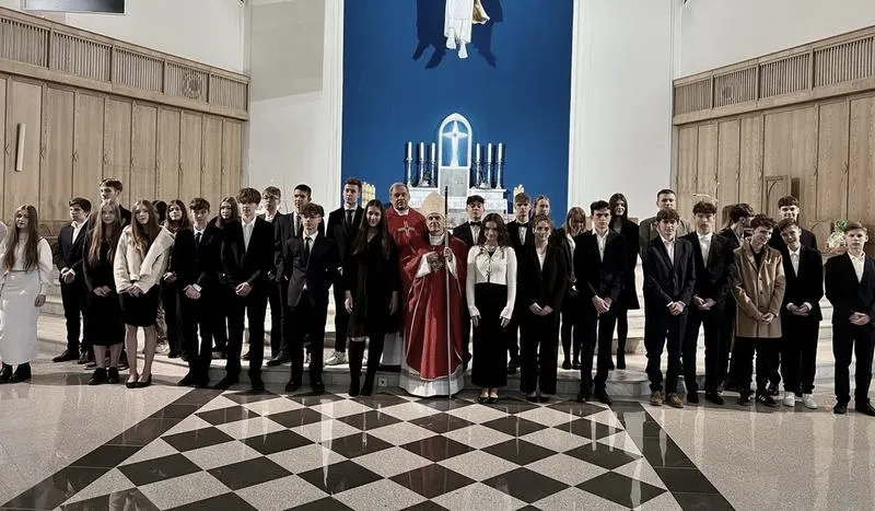 Ile trwa msza bierzmowania? Oto fakty, które musisz znać!