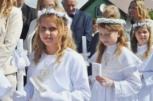 Ile trwa msza komunijna? Oto zaskakujące fakty o czasie jej trwania