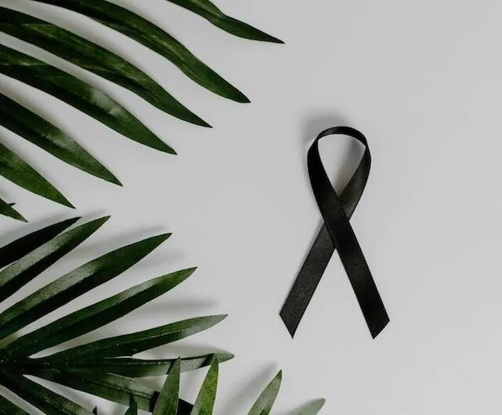 Jak długo trwa żałoba w kościele katolickim? Zasady, etapy i praktyki, które warto znać