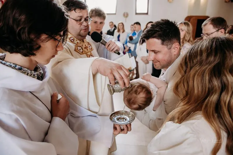 Jak długo trwają chrzciny w kościele? Praktyczny przewodnik po planowaniu ceremonii