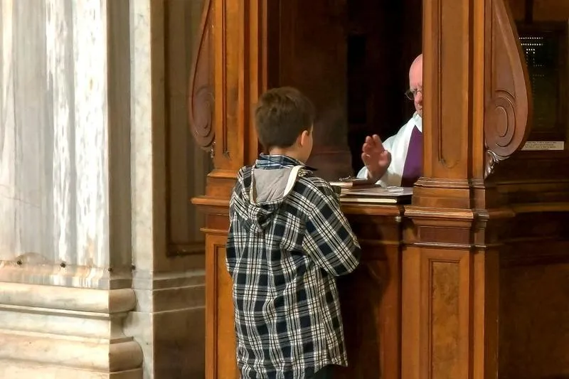 Jak skutecznie wyznać grzechy na spowiedzi? Praktyczne wskazówki i przykłady