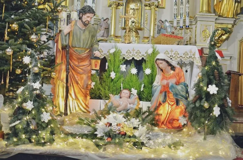 Jak udekorować ołtarz na Boże Narodzenie, by zachwycał wiernych? Inspirujące pomysły