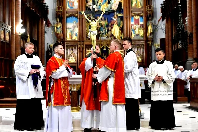 Kiedy msza święta nie jest odprawiana? Odkryj znaczenie ważnych dni liturgicznych