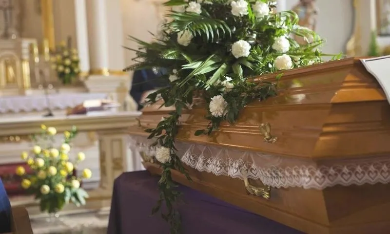 Koszt pogrzebu w kościele – za co płacisz i jak ograniczyć wydatki