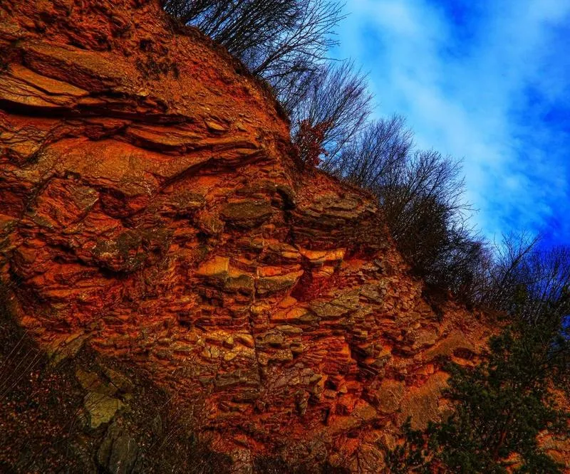 Magiczne Doły Biskupie: odkryj niezwykłe domy o bajkowej architekturze i niepowtarzalnym klimacie