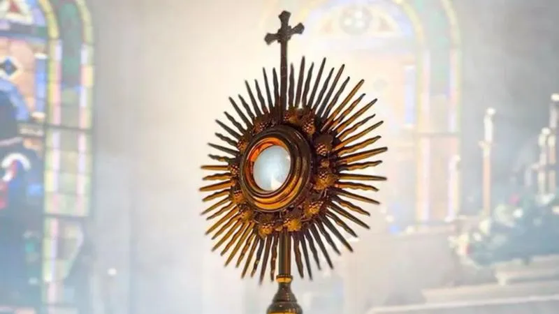 Modlitwa przed najświętszym sakramentem – jej nazwa i głębokie znaczenie w życiu duchowym