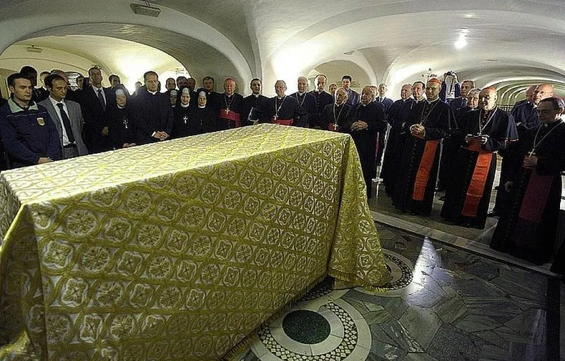Modlitwy przy trumnie zmarłego, które przynoszą ukojenie bliskim w trudnych chwilach
