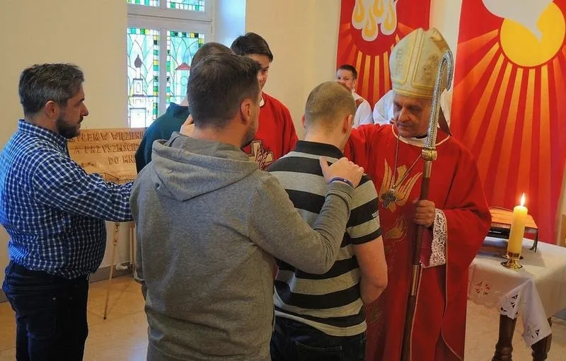 Obowiązki świadka bierzmowania: Kluczowe role i ich znaczenie w sacramencie