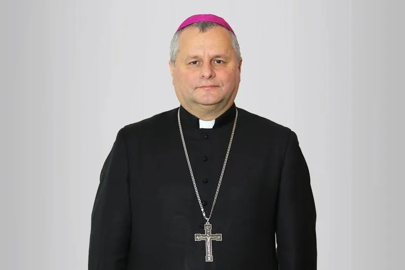 Ostatnio zmarły biskup: życie, osiągnięcia i niezatarte dziedzictwo