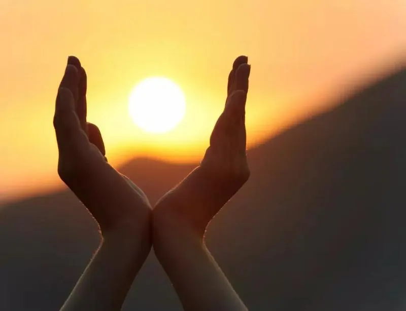 W trudnych chwilach – kogo wezwać do modlitwy i jak znaleźć wsparcie duchowe?