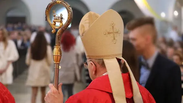 Zarobki biskupów w Polsce: odkrywamy prawdę o ich dochodach i źródłach wynagrodzeń duchownych