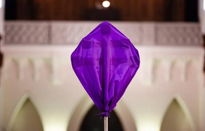 Zasłanianie krzyży w kościele: Kiedy to robimy i dlaczego ma to znaczenie w tradycji liturgicznej?