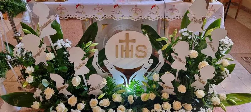 Dekoracje ołtarza na Boże Ciało