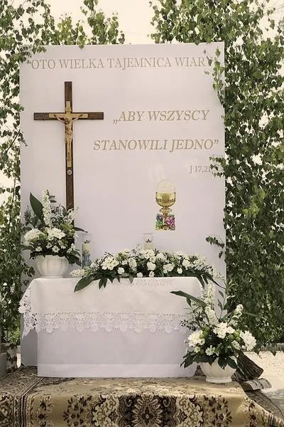 Dekoracje ołtarza w plenerze