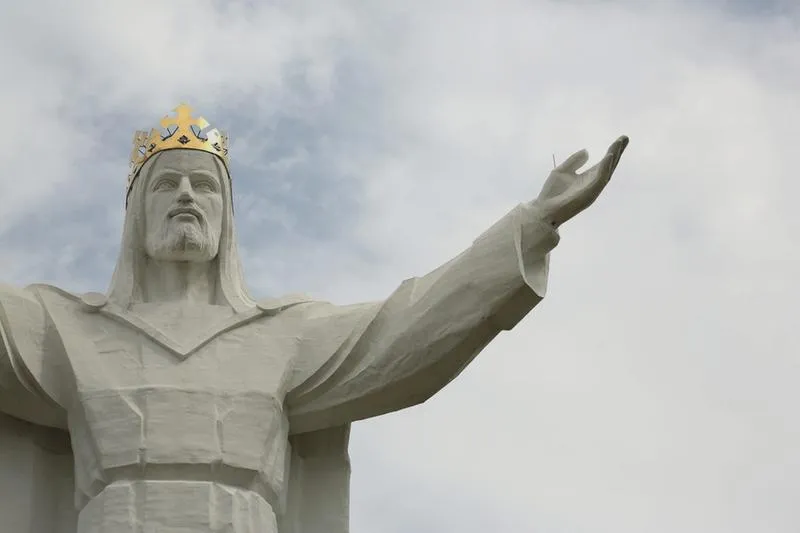 Porównanie pomników Jezusa