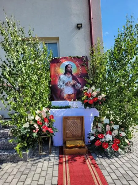 Przygotowanie ołtarza na Boże Ciało