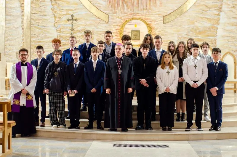 Skromna stylizacja na bierzmowanie